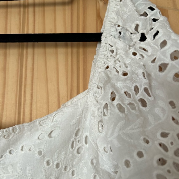 Beautiful white eyelet puff sleeve boho top - Picture 3 of 4